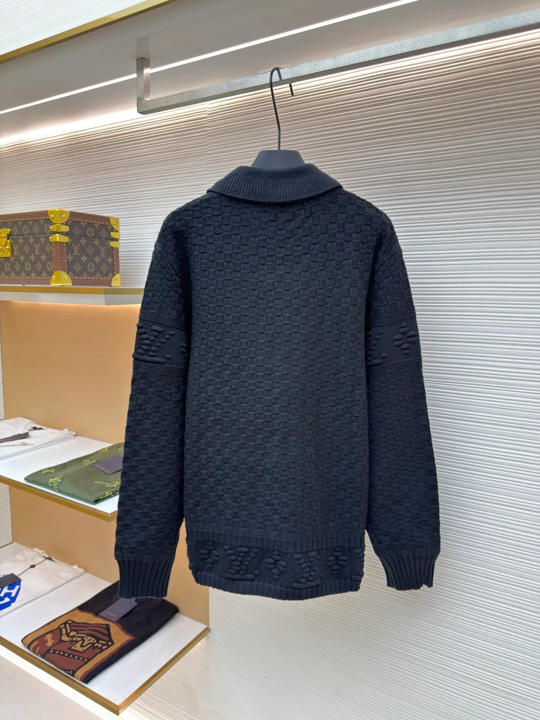 LOUIS VUITTON checkerboard embossed sweater ●Original version: purchased and developed for 12100 ●Item number: 1680745-B50 ●Fabric: crown yarn fabric ●Technology: embossed production ●Version: fitted version ●Weight: about 775 grams ●Size: XS-S-M-L ●Description: We use custom-made high-quality crown core yarn. Currently, there is no stock of yarn with this feel on the market. The core-filled yarns on the market are all cotton-containing, which is rather hard and cannot achieve the effect of the original version. The color presented is very different from the original version. Our customized core-filled yarn has a lot of manufacturing processes. It requires spinning out the raw material core, and then hooking the yarn on the machine for secondary processing and threading the raw material core! The machine cannot rotate too fast, as it will easily cause the thread to spin out, and once it does, it will be useless! After the dyeing is done, you can only use high-temperature dyeing tanks. If the temperature is not enough, the yarn will be dyed unevenly! High-temperature vats are rare in general dyeing factories! Generally, it takes 12 hours for dyeing to enter the vat, and several hours for drying at low temperature when it comes out. If the temperature is too high, it will be scrapped; after dyeing, it can only be done with a slow machine, and fast machines are prone to problems with thick and thin hair horizontal bars. In order to restore the effect of the original version to the maximum, the LOGO is exactly the same as the original version. The fabric pieces are woven at a parallel and even speed using a machine imported from Germany worth 47W. Each piece takes 270 minutes. All knots during the weaving process will be manually processed without traces. The knot-free rate is as high as 95%. It will not be woven like those ordinary computerized flat knitting machines. In order to rush the goods efficiently, the speed is turned to the limit. The stitches of the knitted pieces are different in size, pattern and pattern. The overall wiring is straight and delicate, the fabric is comfortable and soft, and the color is consistent without color difference. It can be matched with the same style to create a fashionable look and control various occasions. Customized accessories, complete with three standards, same style for men and women!